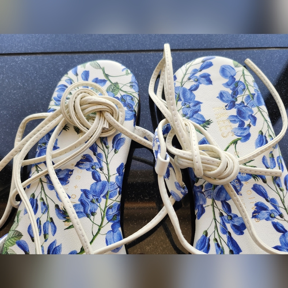 The Alice and Olivia EVE DITSY Strappy Sandals 9/40 & SHOE BAG! - Picture 2 of 9